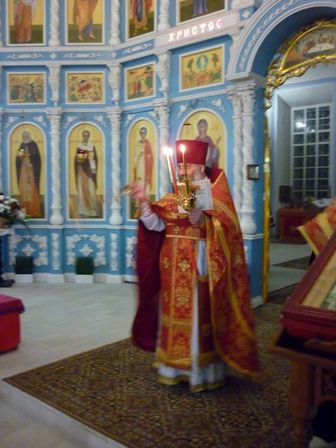 батюшка со свечами