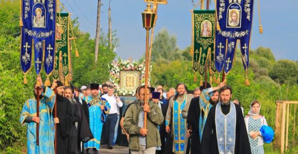 Прибытие иконы Божией Матери «Знамение» Курской-Коренной в Успенский кафедральный собор.